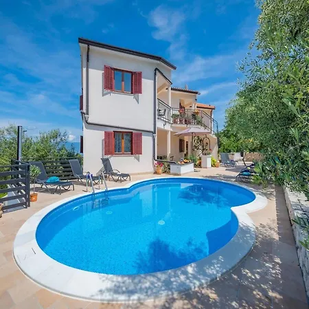 In With Sea View & Sauna Apartment *