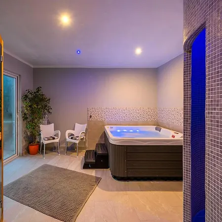 In With Sea View & Sauna Apartment *